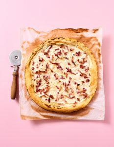 Photo culinaire- Tarte Flammenkuche - 7 min en cuisine - Hachette - ©Maud Argaïbi